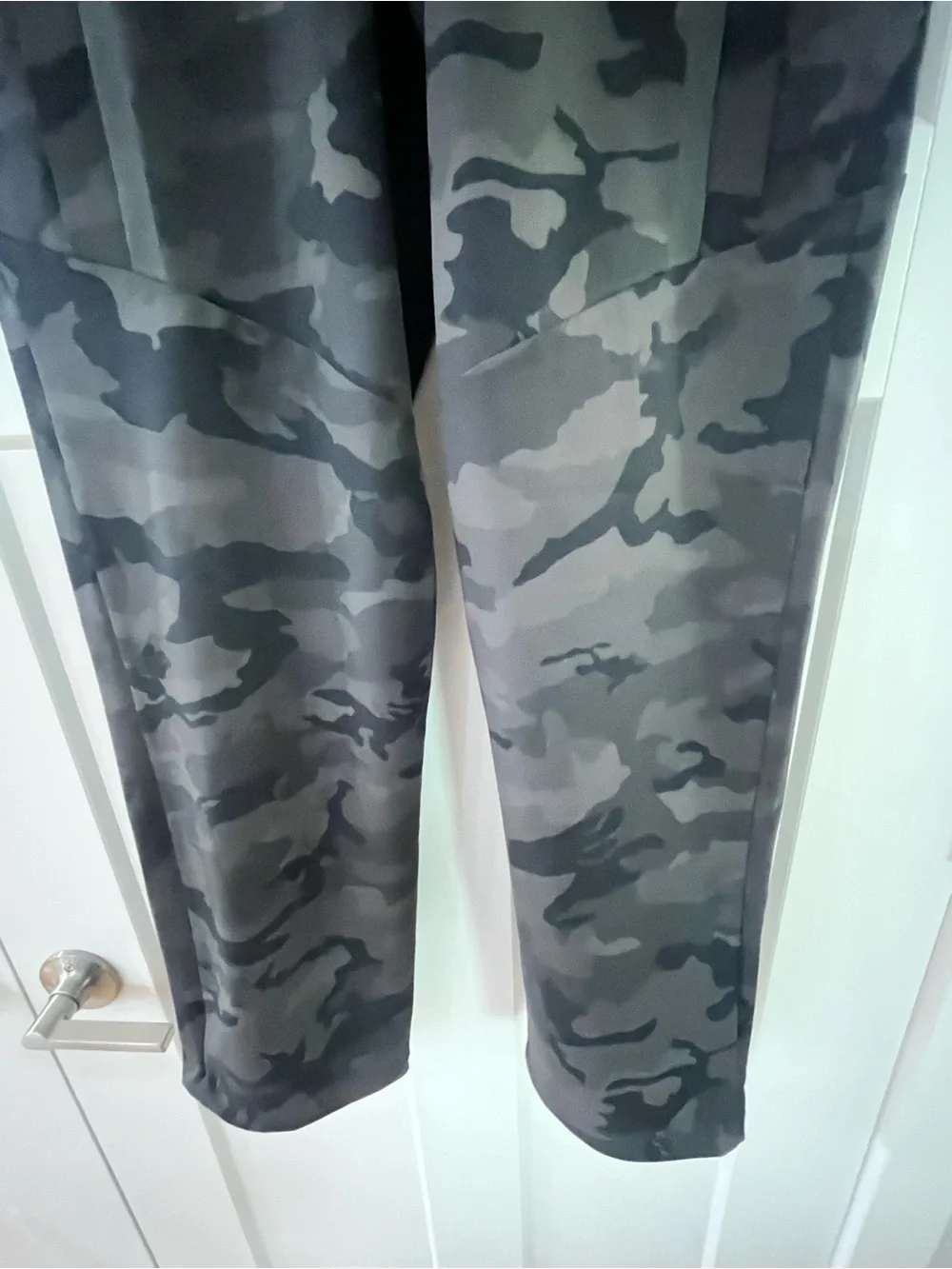 Under Armour Men’s Black and Gray Camo Straight Pants Small NWT